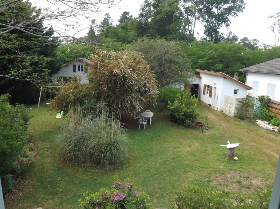 le jardin, vu de l'étage, avec le T1bis à gauche, la forêt au fond