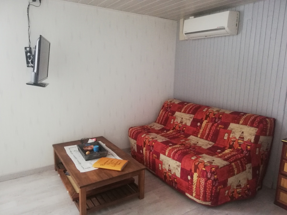 休息区域，配有可转换的BZ （ 160厘米）和80厘米电视