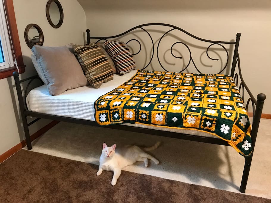 Full sized day bed