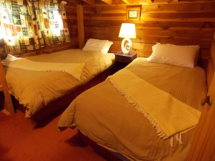 Ორადგილიან საძინებელში არის ორმაგი ფარდები გაშავებული სტილისთვის, ლამპა და კედლის განათება კარის შიგნით.  Სათადარიგო საბნები მატყლია.  Გახსენით საგარდერობო სივრცე.