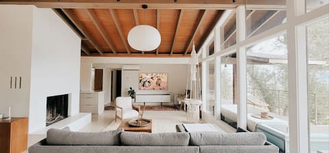 Mid-century Bungalow w/ Mt. Shasta View & King Bed