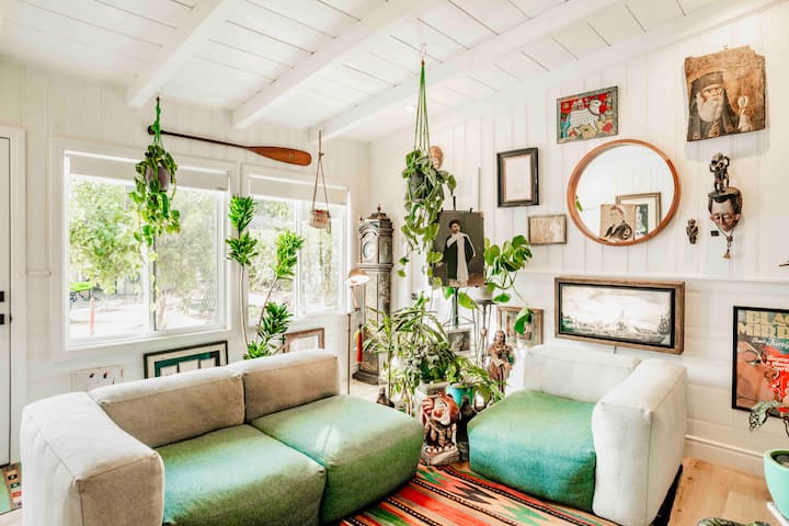 El jardín / sala de estar también sirve como tercer dormitorio (tiene puertas con cerradura al resto de la casa y acceso directo al baño). Para dormir, los huéspedes pueden unirse al sofá para una gran área para dormir o usar el colchón hinchable tamaño queen con sábanas.