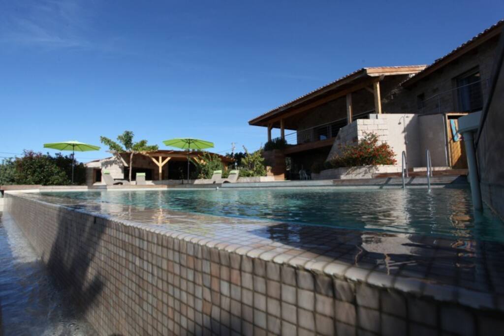 Grande piscine à débordement vue sur mer et jacuzzi