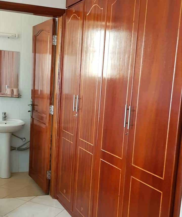 Wadi zenye nafasi kubwa zilizo na nafasi ya kutosha pamoja na vyumba kwa ajili ya mkusanyiko wako wote wa nguo, viatu na athari za kibinafsi.