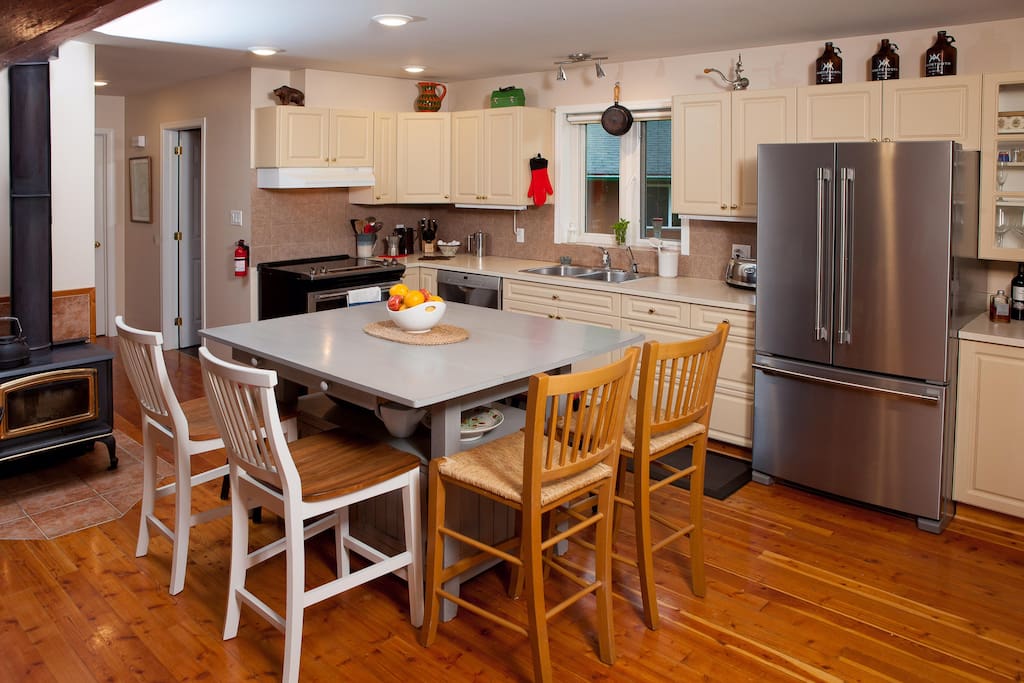 Open plan kitchen with dining table/island
