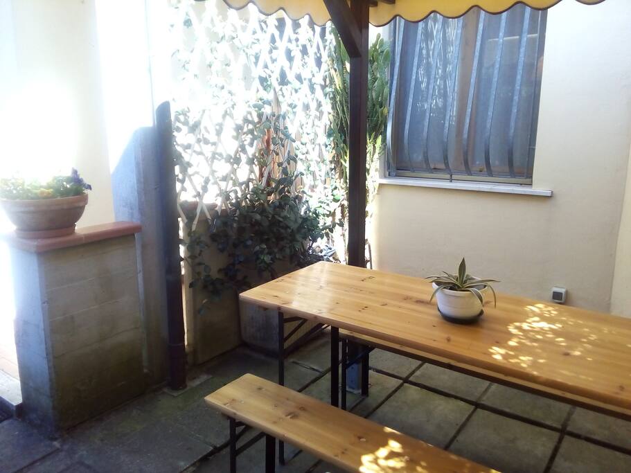 Gazebo esterno con tavolo
