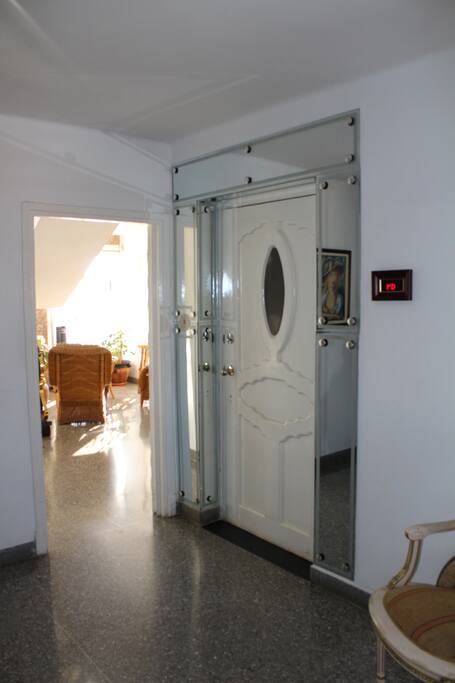 Elevator-Main Door/Elevador-Puerta Principal