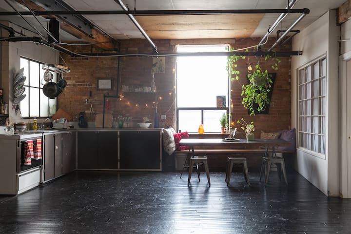 Beautiful Loft! Steps to Trendy King & Queen West!