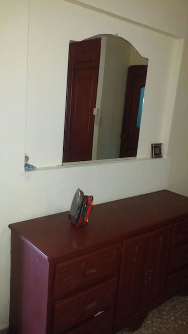una de las habitacione con su plancha