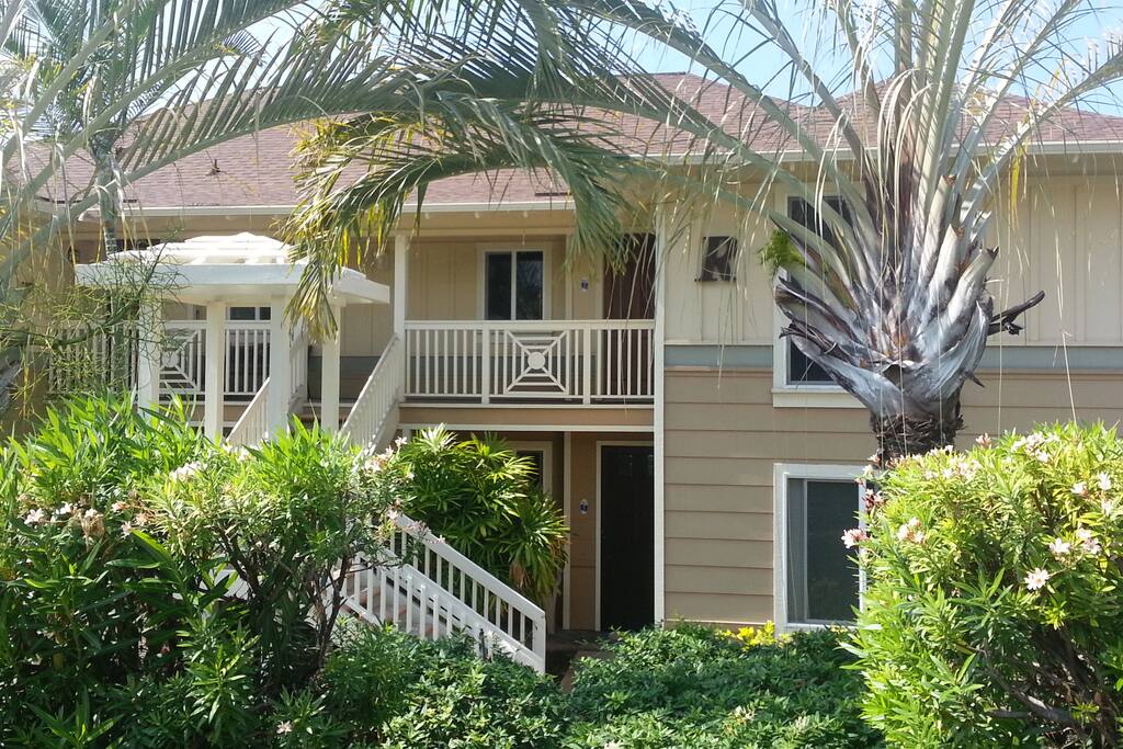 Front of Building R includes 4 units. R22 is shown upper right
