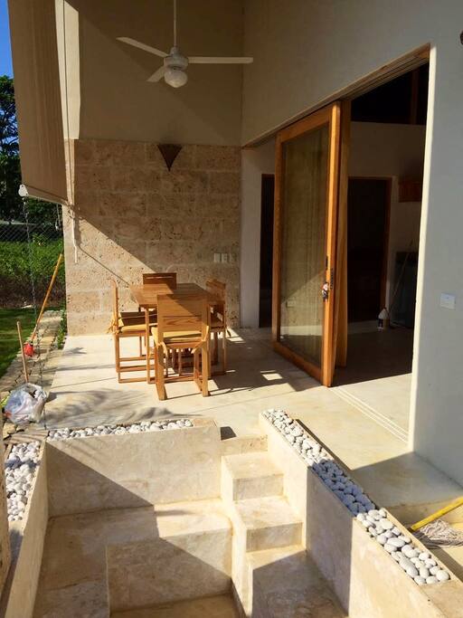 Entrata della villa con jacuzzi tavolo sul balcone esterno