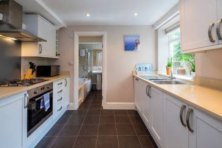 Large Garden Flat Near To Station Sea And Shops Apartments For