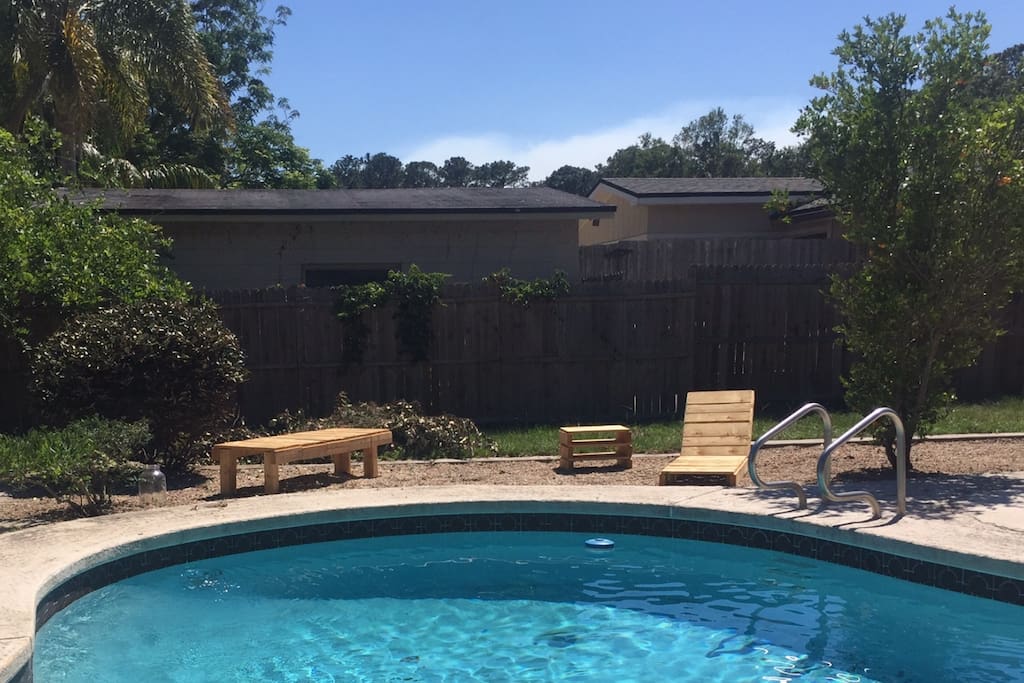Get your tan on with these awesome pallet beach chairs!