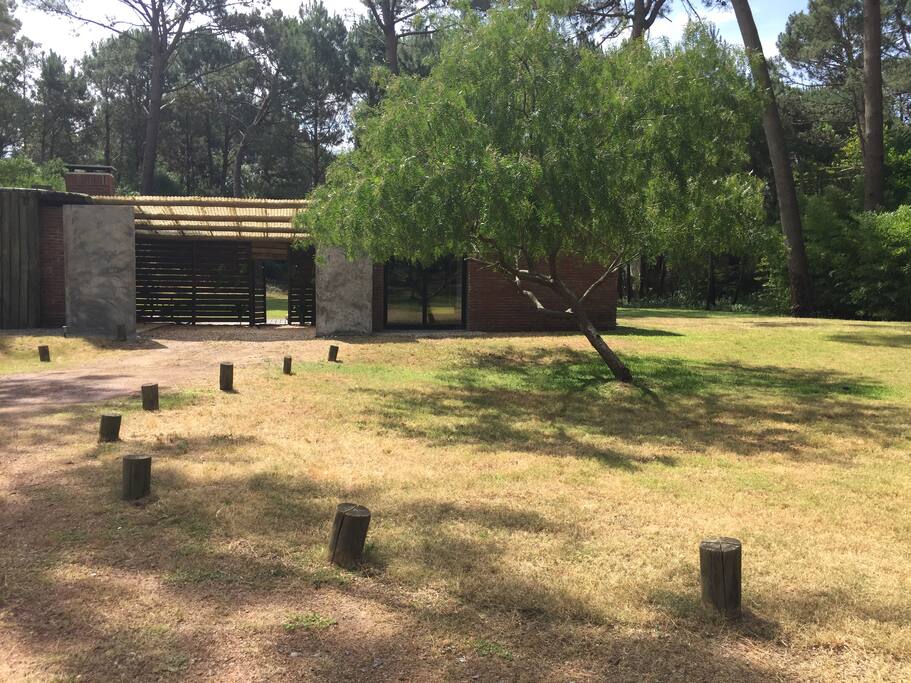 Entrada amplia para dejar el auto y vista de frente con ventanal amplio de la casa.