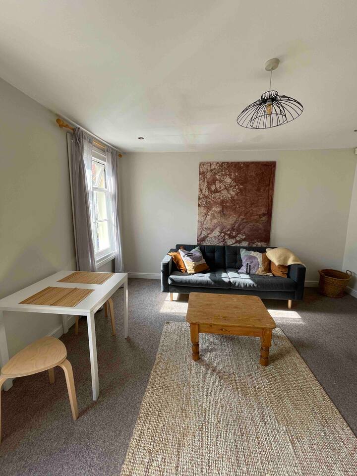 Lola Upstairs - 1 bed flat above wine + coffee bar