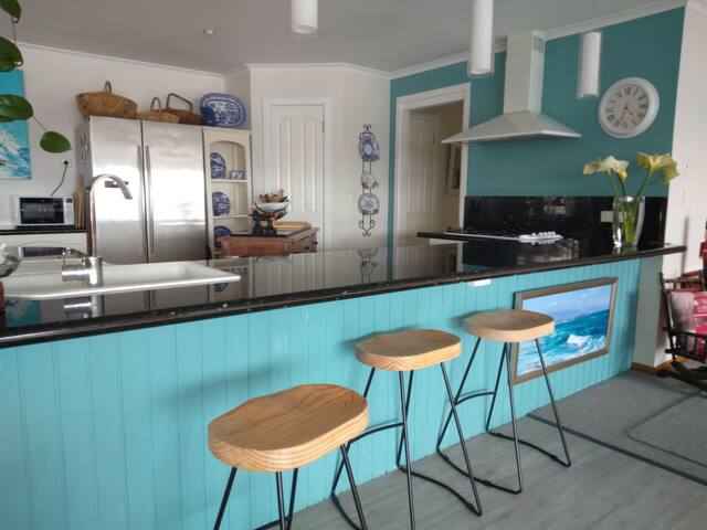 Large Waterfront 2 bedroom home. gorgeous views gallery image 2