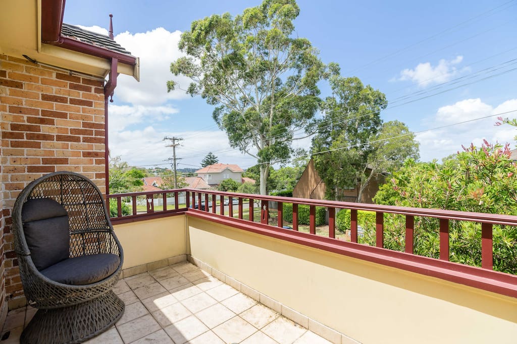 " The house was very bright, and the neighborhood is really a piece of heaven on earth. The house is 35 minutes' walk from the Wharf, and I really enjoyed walking every morning in the sun to reach the beaches, the cafes, the markets in Manly, etc." Paoloa, from Italy, February, 2016.