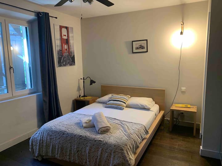 Спалня 3, легло 140x200xm, южно изложение, индивидуален климатик, вентилатор, мрежа против комари, самостоятелен SDD.