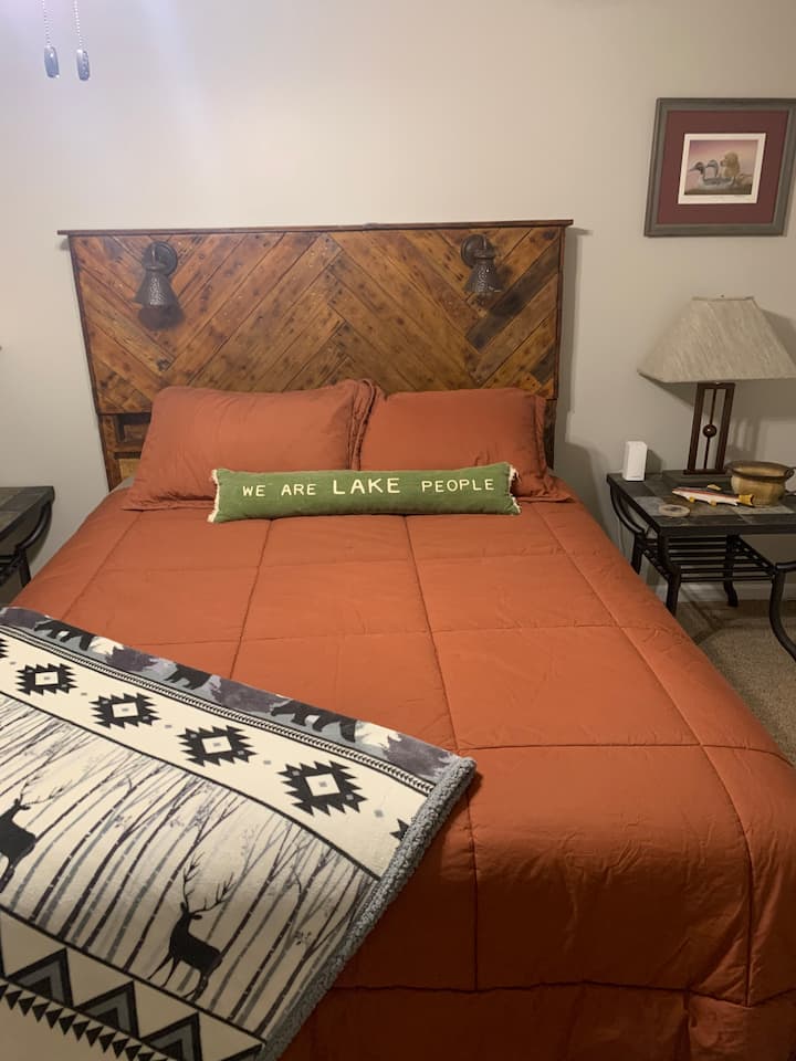 חדר שינה קווין סייז למטה. 