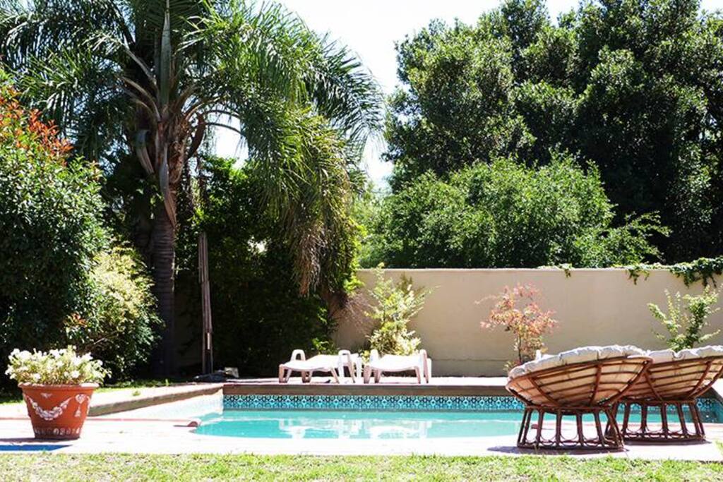 Piscina con terraza con guardas de mayólicas