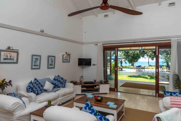 Tamarind Tree  Beachfront Bungalow With Pool - ザンジバル
