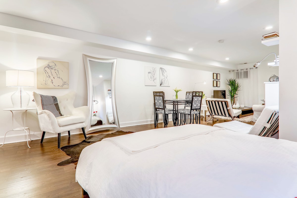 Მისაღები ოთახი სასადილო სივრციდან ჩვენს საყვარელ ადგილამდე მიედინება - განსაცვიფრებელი არტ-დეკო იატაკიდან ჭერამდე აწვდილი სარკე და ელეგანტური ფლიგელის სკამი, რომელიც კიდევ ერთი მყუდრო ადგილია სამუშაოდ ან განტვირთვისთვის.  