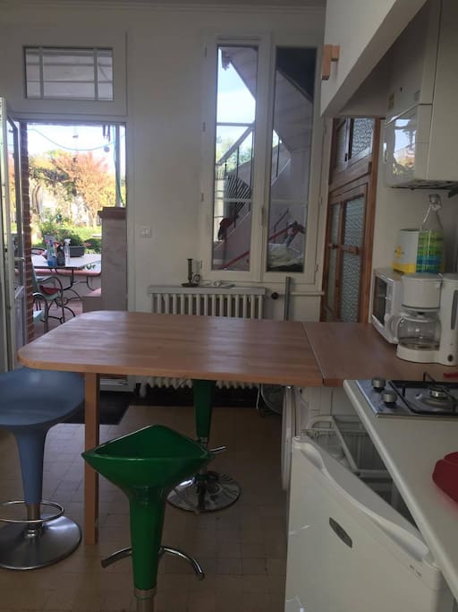 Coin cuisine avec vue sur la terrasse