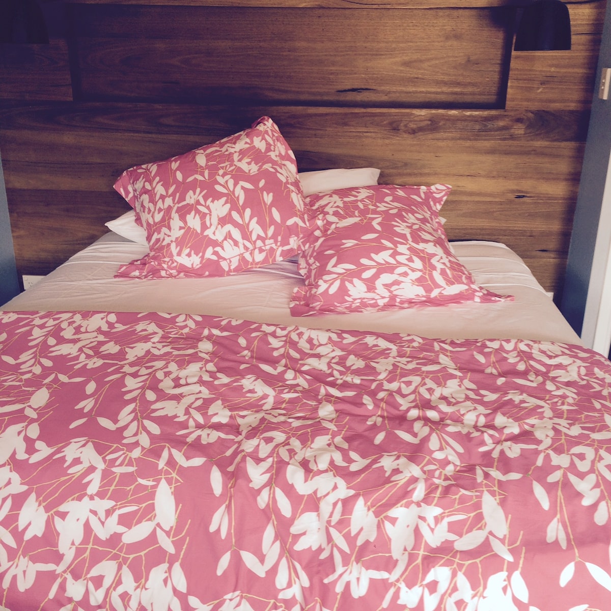 חדר שינה ראשי מיטת קינג או שתי מיטות יחיד, צמוד