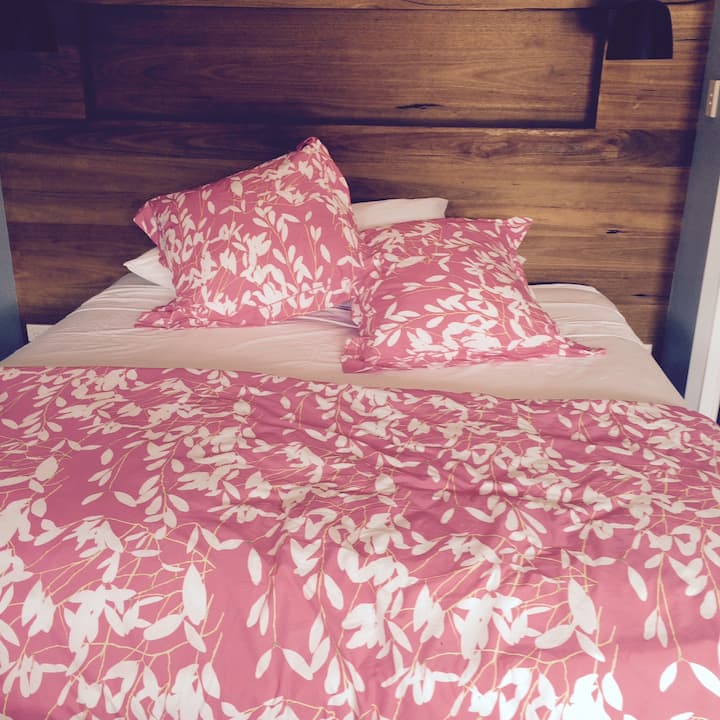 غرفة النوم الرئيسية سرير كينج أو غرفتين فرديتين ، حمام داخلي