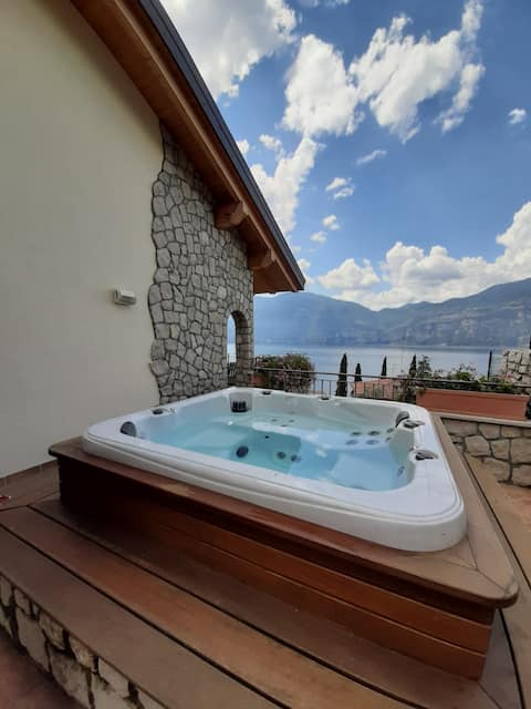 Apt DELUXE 1 Private Jacuzzi and Lake Garda View