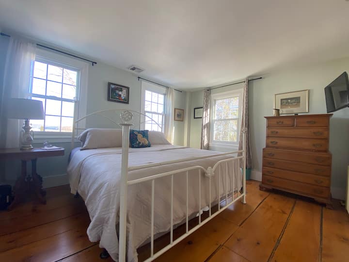 غرفة النوم الرئيسية ، سرير مريح بحجم كبير