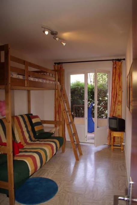 Chamber à coucher, BZ deux places 160cm et au dessus, lit simple 80cm. Sleeping room, BZ 160cm and on top (mezzanine) additional single bed 80cm