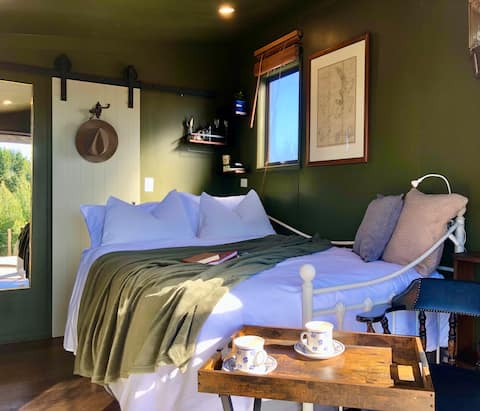 KAHON : Our Tiny Hut on a Hill [Self-Contained]