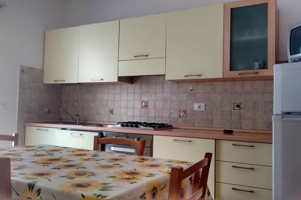 Cucina accessoriata con lavastoviglie