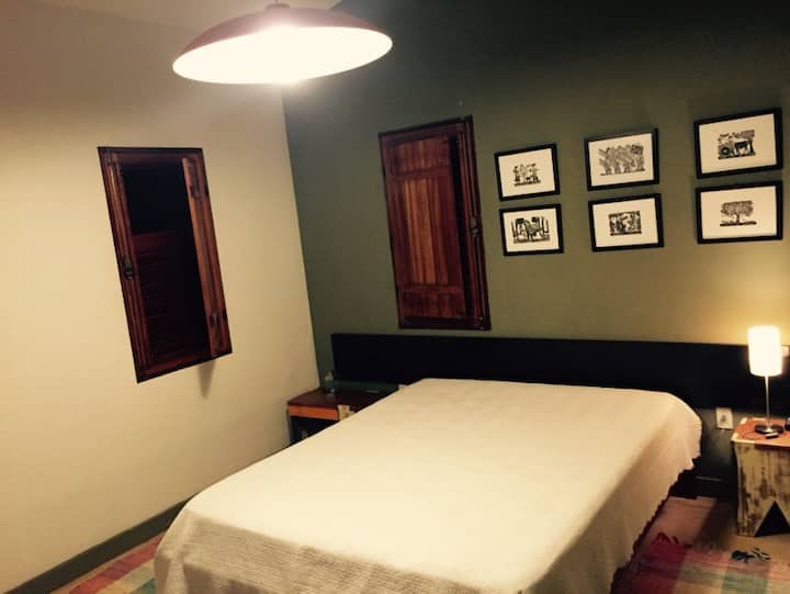 غرفة في الطابق الأرضي بسرير مزدوج 01 وسرير مفرد 01. 