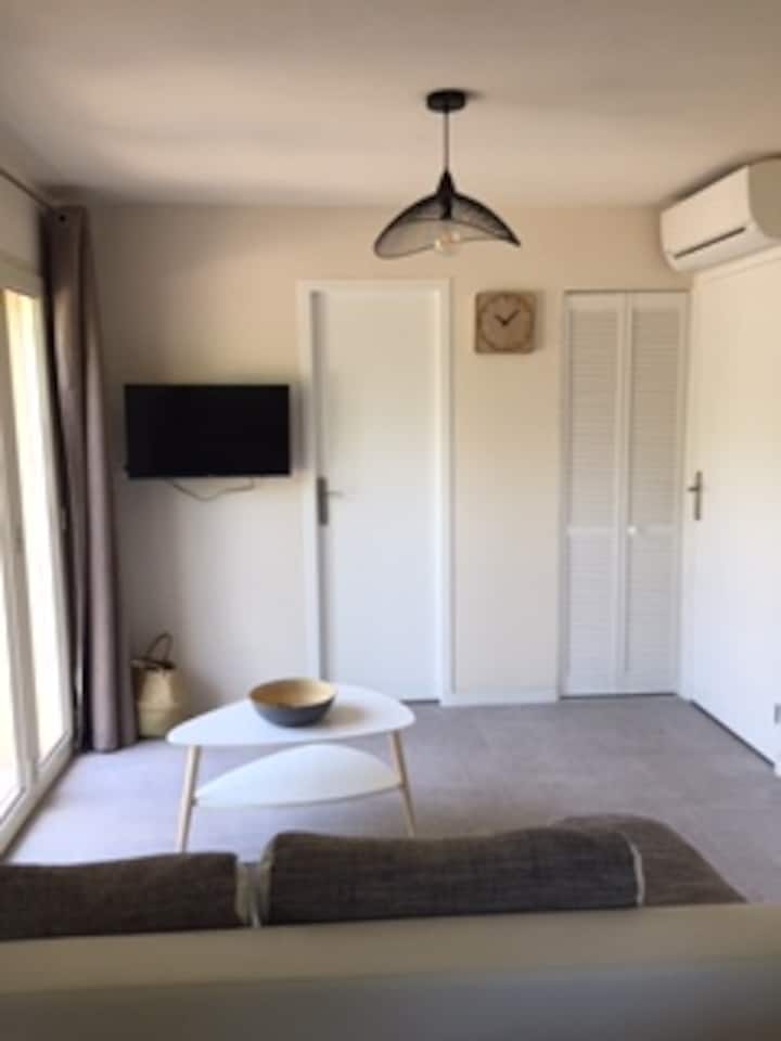 Charmant Appartement T2  En Rez De Villa  Au Calme - Saint-Aygulf