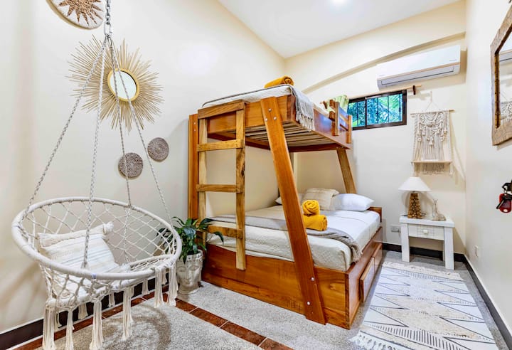 Slaapkamer op kelderverdieping. A/C, loftbedden (queensize bed aan de onderkant, eenpersoons bovenaan). Uitzicht op de jungle