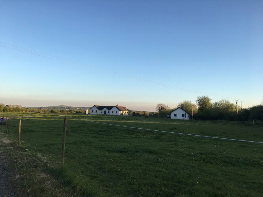 Slate Lodge Cottage is located on the right of the picture