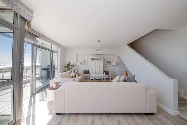 Dolphin Beach C110 Beachfront Beauty by HMH gallery image 5