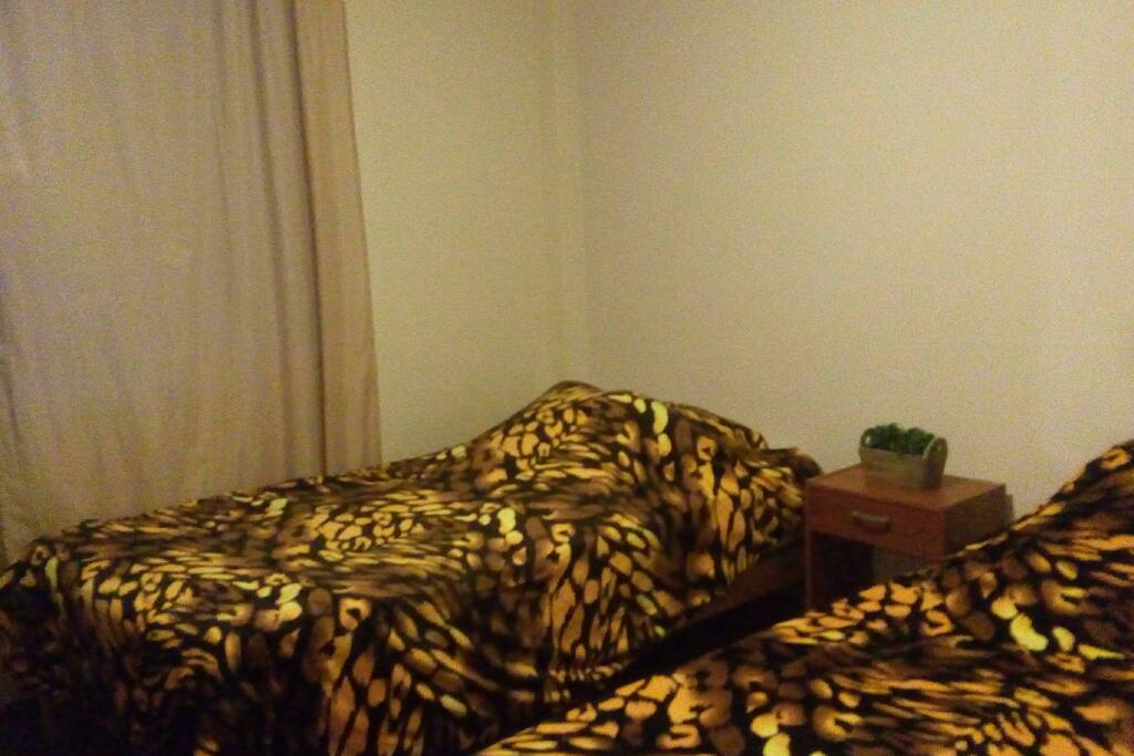 En la segunda habitación se cuenta con dos camas individuales, con dos colchones nuevos y un armario para guardar las prendas de vestir.