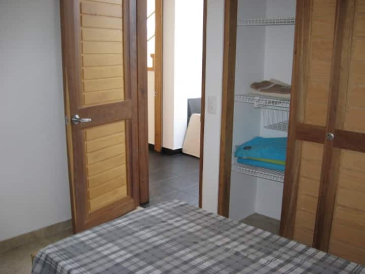 Спалня 3 с гардероби и чисти чаршафи и тоалетни принадлежности