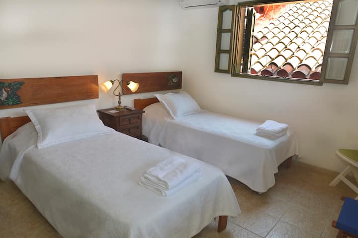 חדר שינה 2, עם שתי מיטות יחיד, מזגן וטלוויזיה.