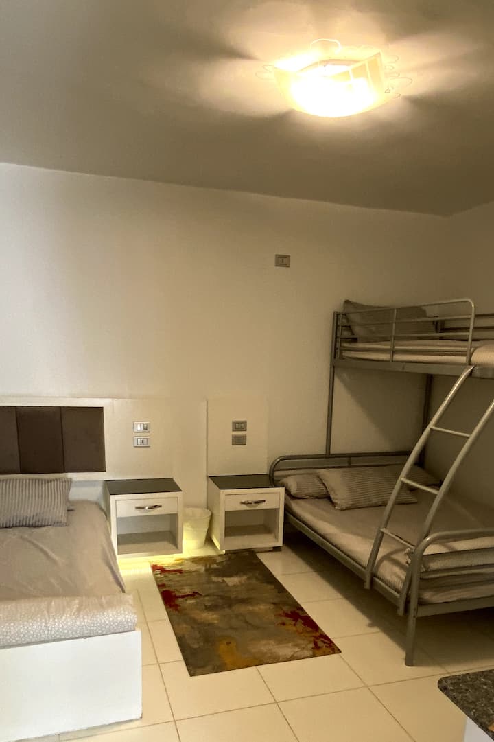 À l'intérieur du studio, dortoirs pour cinq personnes au calme