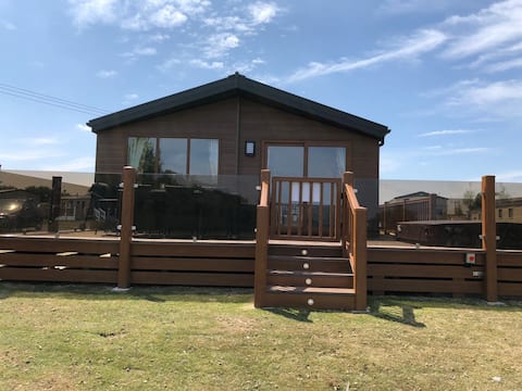 Popular Airbnb listing: Hideaway 3, Lux Lakeside Lodge, Fishing, Hot tub. in Tattershall