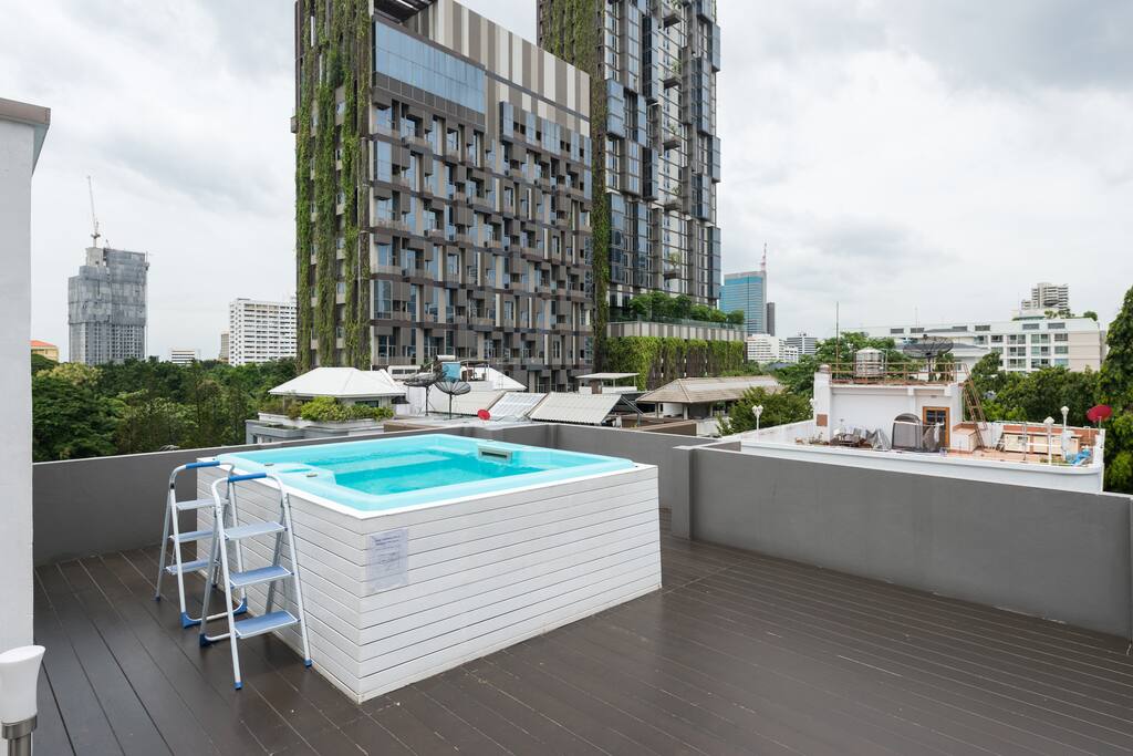 Roof top jacuzzi.