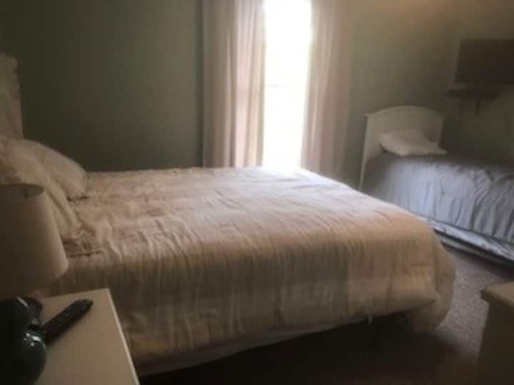 Tweepersoonsbed met een eenpersoonsbed. 