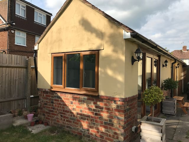 Your own private Annex close to Gatwick Airport