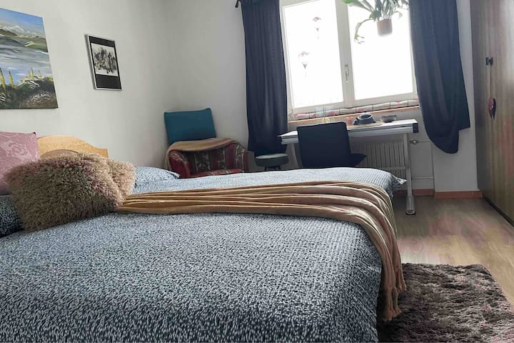 Კომფორტული საძინებელი, ძალიან კომფორტული, შესანიშნავი ხედები წმინდა ნიკლაუსზე. Კარადა ხელმისაწვდომია დიდი წილი, რეგულირებადი „სამუშაო მაგიდა“ „საწოლები“ წასაკითხად და სავარძელი. Მშობლების ოთახში შესაძლებელია 12 წლამდე ასაკის ბავშვის დამატებითი ლეიბი. 