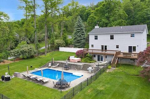Great Pool, Hot Tub, Yard, Gameroom, ~1hr/ NYC