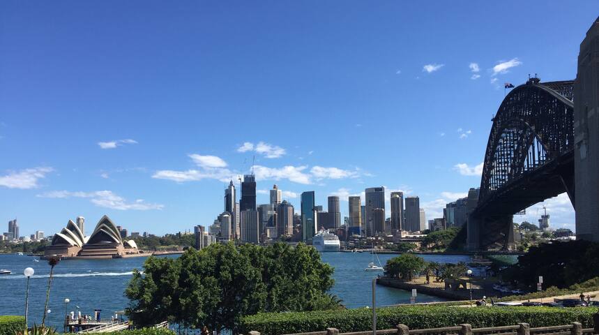 FABULOUS VIEWS OF THE HARBOUR BRIDGE / OPERA HOUSE